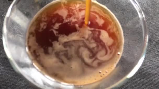 把咖啡放在杯子里 — 图库视频影像