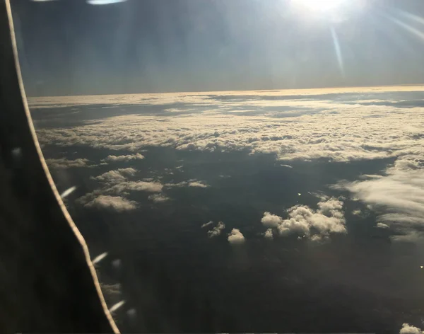 Felhők, repülő ablak háttér egység elkülönítése — Stock Fotó