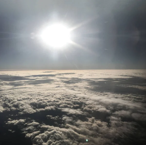 Хмари з фонового блоку вікна літака ізольовані — стокове фото