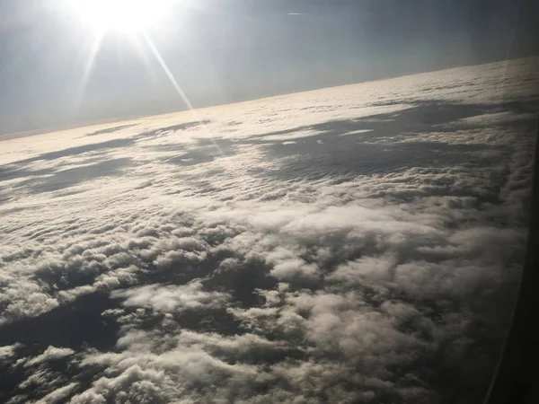 Nuvens de avião janela fundo unidade isolar — Fotografia de Stock