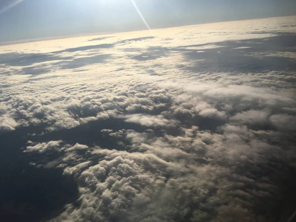 Nuvens de avião janela fundo unidade isolar — Fotografia de Stock