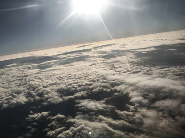 Nuvens de avião janela fundo unidade isolar — Fotografia de Stock