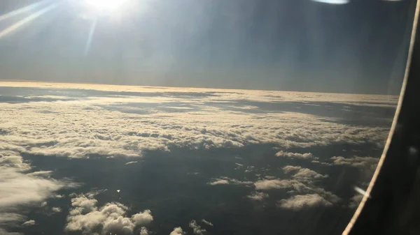 Nuages de la fenêtre de l'avion unité de fond isoler — Photo