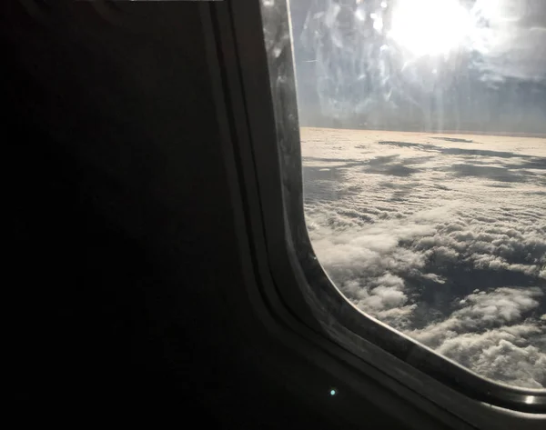 从飞机窗口的云背景单元隔离 — 图库照片