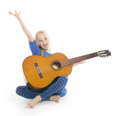 Mavi gitar ile genç mutlu sarışın kız