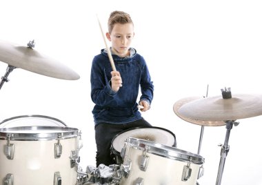 genç çocuk bateri studio çalıyor.