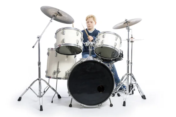 음악을 재생 하는 스튜디오에서 드럼 키트에 어린 백인 소년 — 스톡 사진