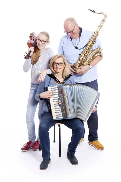 Famille musicale avec saxophone, violon et accordéon en studio — Photo