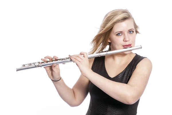 Ung blond kvinna spelar flöjt mot vit bakgrund — Stockfoto