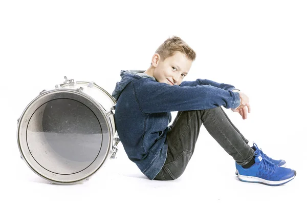 Tizenéves fiú és dob a padlón a stúdióban — Stock Fotó