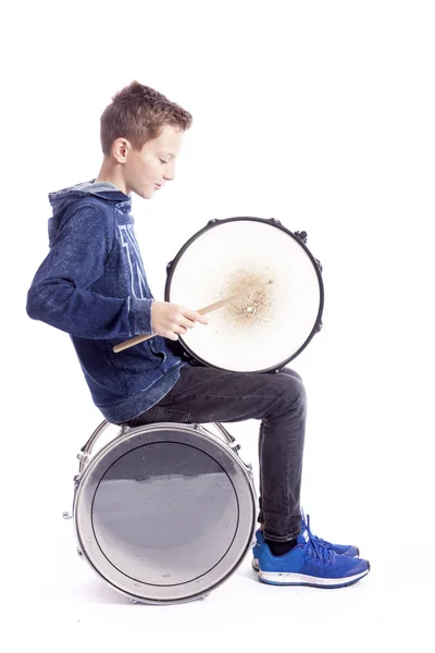 10 代の少年のスタジオでドラムを果たしています。 — ストック写真