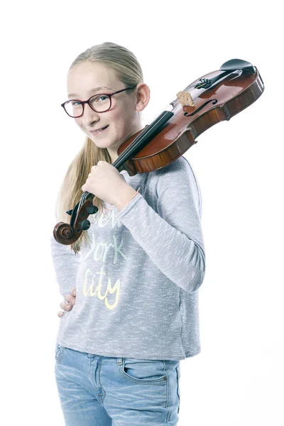 Caucasien adolescent fille porte des lunettes et porte violon sur shoul — Photo