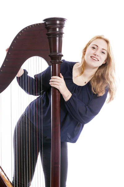 Vermelho loira adolescente fica com harpa contra branco estúdio bac — Fotografia de Stock