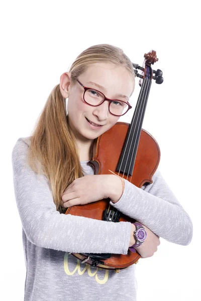 Caucasian teenage girl wears glasses and hugs violin — Stock Photo, Image