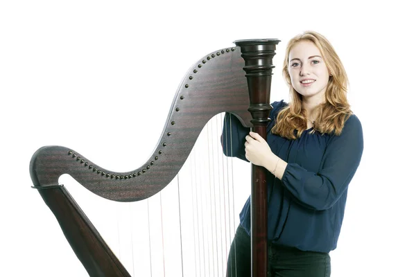 Rouge blond adolescent fille et sa harpe contre blanc studio backgro — Photo