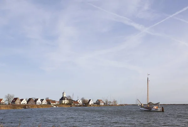 Durgerdam Hollanda yakınındaki eski ahşap yelkenli gemi — Stok fotoğraf