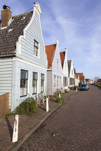 Kleine huizen met houten delen in durgerdam in de buurt van amsterdam — Stockfoto