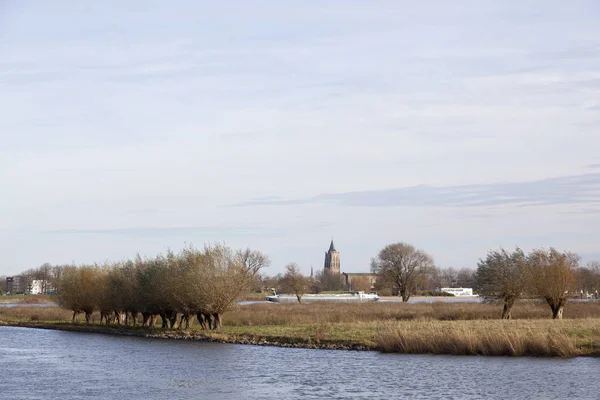 Gorinchem kota Belanda terlihat dari sisi lain sungai Merwede dengan — Stok Foto