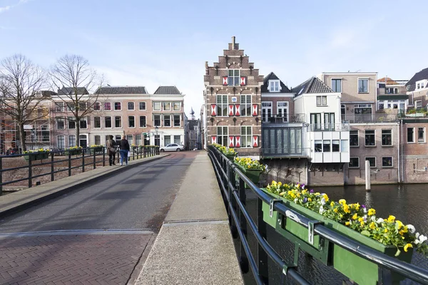 Bloemen op brug over linge in centrum van oud-Hollandse stad gorinch — Stockfoto