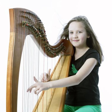 Yeşil pantolon içinde genç kız ARP studio çalış.