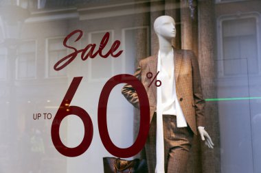 Dükkanı pencere ve erkek moda bebek kelime satışa