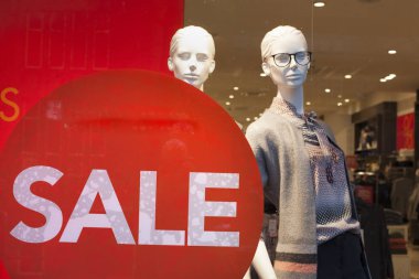 Dükkanı pencere ve moda bebek mağaza satışı işareti