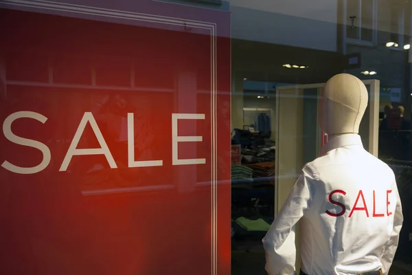 Männliche Modepuppe mit Verkauf bedruckt auf weißem Hemd im Shop windo — Stockfoto