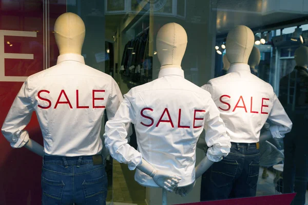 Männermode Puppen mit Jeans und Verkauf auf weißen Hemden gedruckt — Stockfoto