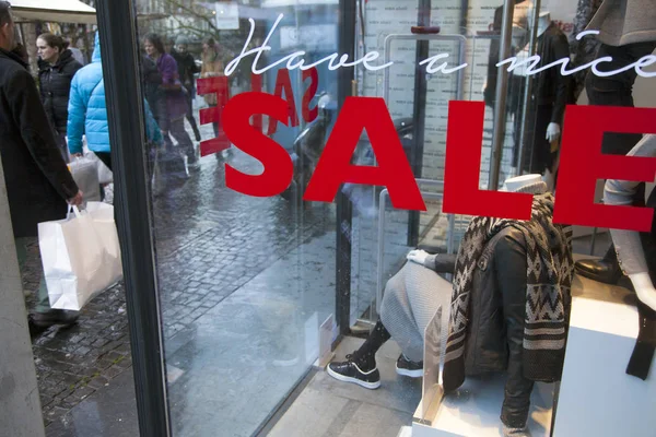 乌得勒支，荷兰，2017 年 1 月 4 日︰ 购物街与销售标志的商店门口的人 — 图库照片