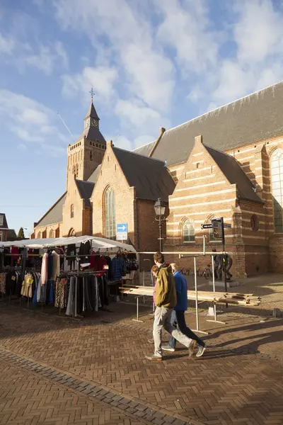 6 월 2017 Leerdam, 네덜란드: 네덜란드에서 Leerdam의 오래 된 마을에 큰 교회 — 스톡 사진