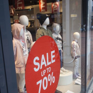 Çocuk moda bebek giyim mağazası satış sırasında içinde