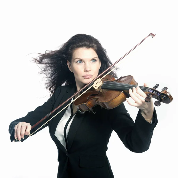 Clássica morena beleza no terno toca violino no estúdio — Fotografia de Stock