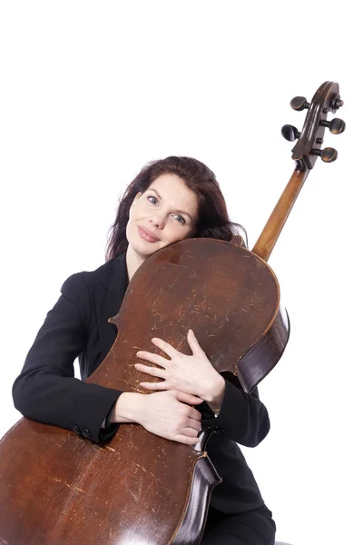 Hermosa morena mujer abraza violonchelo en estudio contra blanco espalda — Foto de Stock