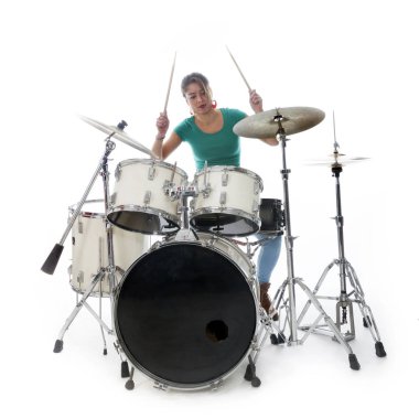 esmer Brezilyalı kadın stüdyoda bateri çalıyor