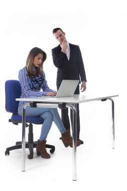 Sekreter masasında laptop ile çalışır ve patron p ile izliyor