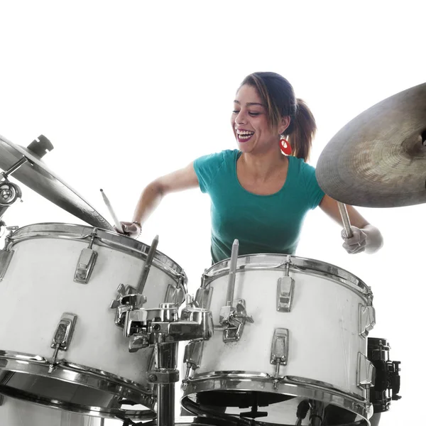 ブルネットのブラジル女性のスタジオでドラムを果たしています。 — ストック写真