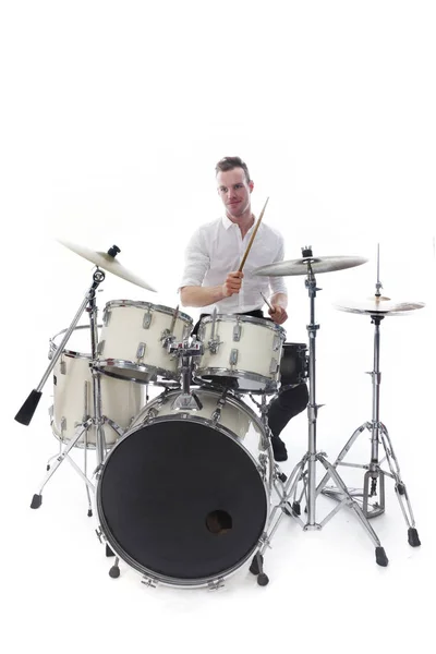 Perkusista za zestaw perkusyjny nosi białą koszulę i gra na perkusji — Zdjęcie stockowe