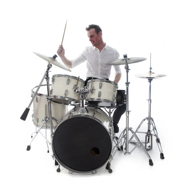 Perkusista za zestaw perkusyjny nosi białą koszulę i gra na perkusji — Zdjęcie stockowe