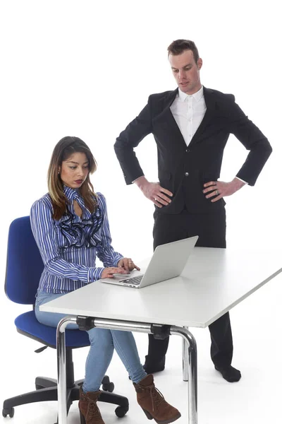 Secrétaire avec ordinateur portable à table et patron semble malheureux avec Resul — Photo