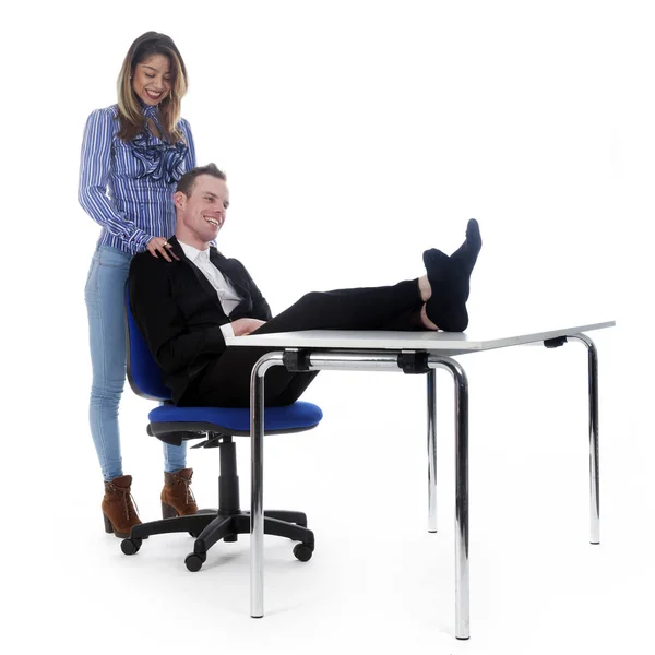 Giovane donna dà massaggio capo sulla sedia ufficio e ha la sua fe — Foto Stock