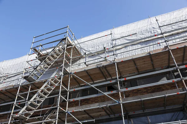 Scaffolding under blue sky on new housing facility in the nether — Stock Photo, Image