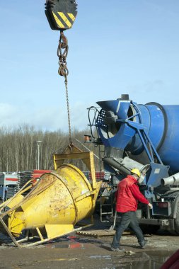 Mavi çimento kamyon constyruction sitede boşaltma