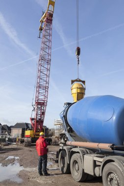 kamyon constyruction sitede boşaltma çimento