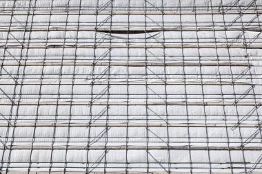 Cephe İskele yüksek yeni binasının üzerinde beyaz bez