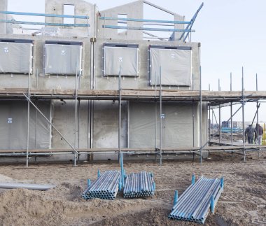 yeni inşa edilen evin etrafında iskele ile beton çerçeve