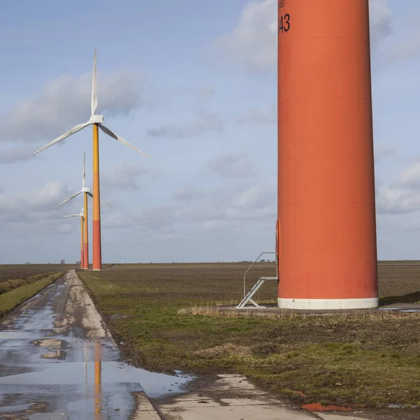 Turbine eoliche arancioni sull'isola olandese di Flevoland vicino ad Almer — Foto Stock
