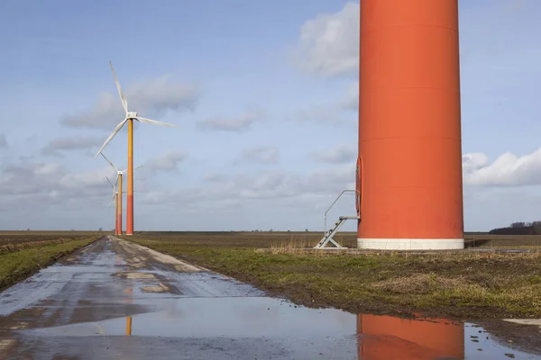 Turbine eoliche arancioni sull'isola olandese di Flevoland vicino ad Almer — Foto Stock