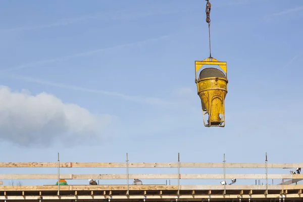 Cement is going to be dumped on roof of new building — Stock Photo, Image