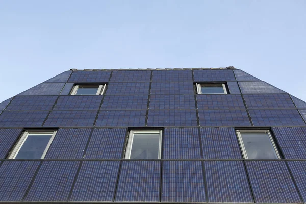 Traditionele Nederlandse dak bestaande uit zonne-energie panelen — Stockfoto