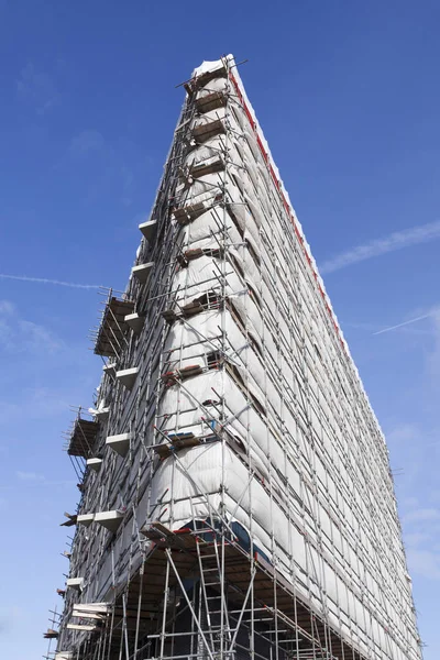 White cloth on scaffolding of high new building and blue sky — Stock Photo, Image